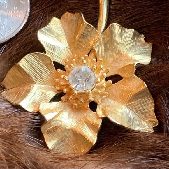 New View || Gold Toned Floral Pin Brooch - Picture 8 of 16